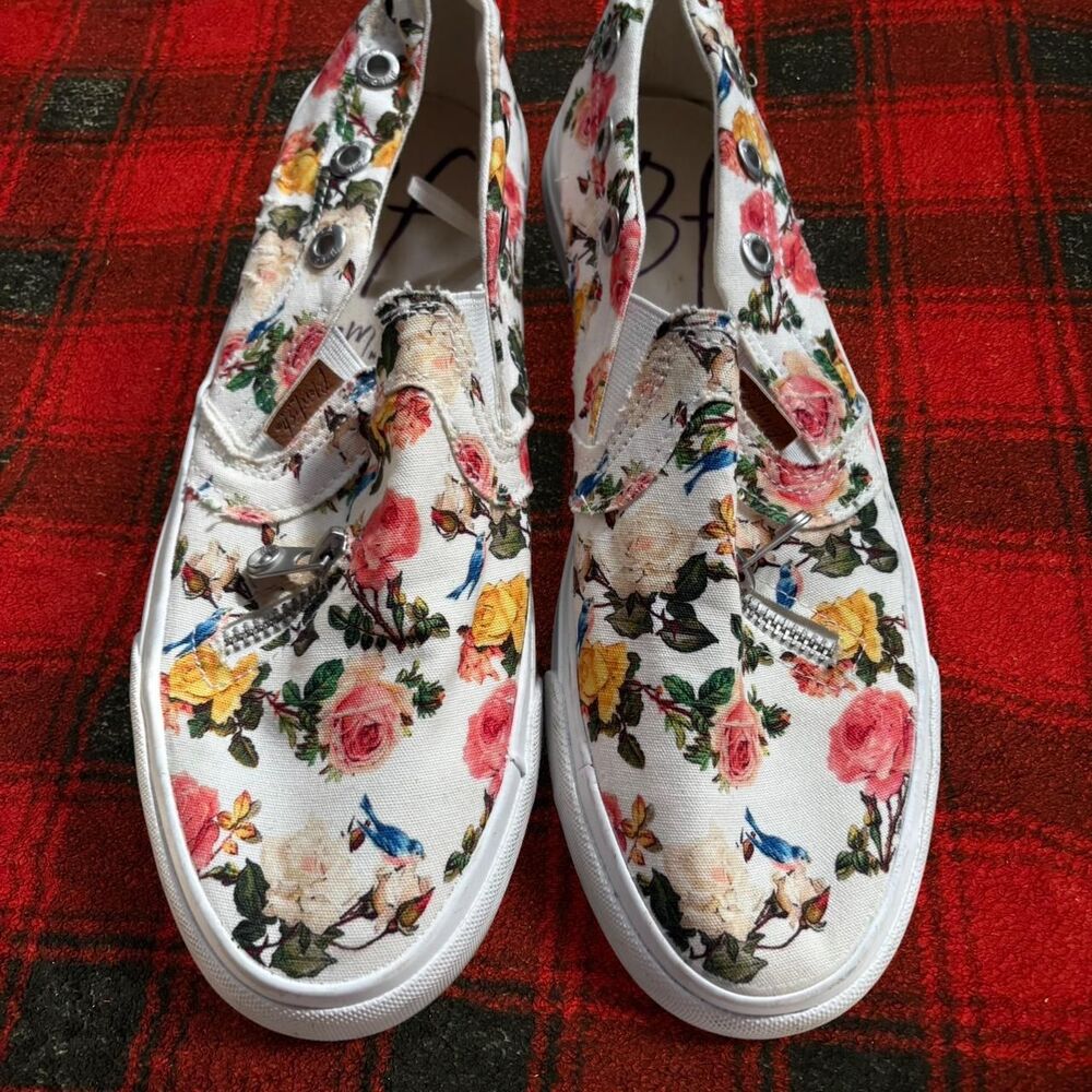 White floral Blowfish Malibu Mariachi slip on shoes with zipper - Picture 6 of 6